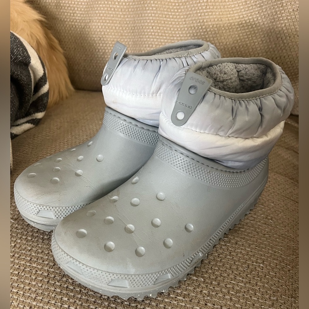 Crocs Classic Neo Puff Shorty Boot Light Gray White Women’s Size 9 (207311)